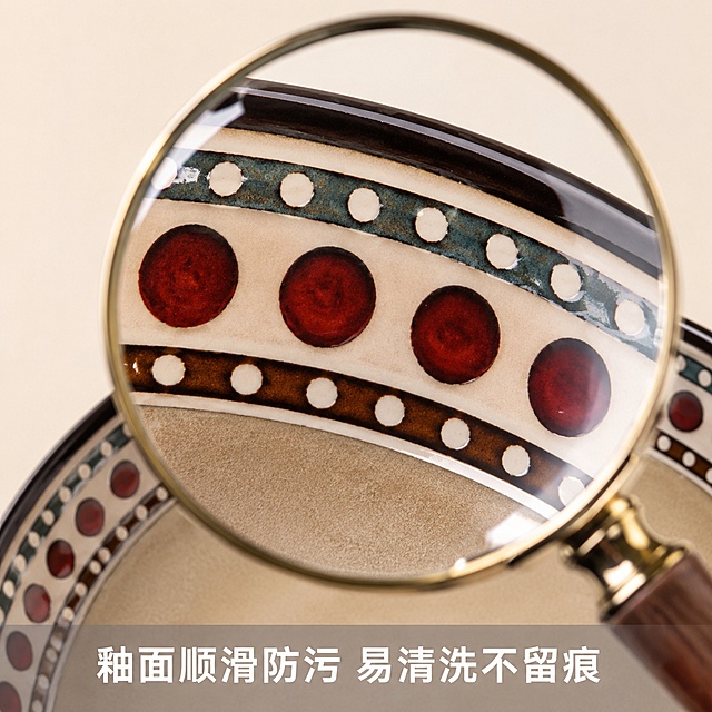 [主图-3] 釉面细节放大品质展示主图
[氛围风格] 微距细节展示，突出陶瓷细腻质感
[画质] 超高清商业微距摄影，细节清晰锐利，纹理真实
[元素] 放大镜效果放大展示陶瓷餐盘的釉面区域，清晰呈现光滑细腻的釉下彩纹理，圆点颜色饱满均匀，釉面平整没有凹凸瑕疵。背景为浅米色，突出细节部分。保持产品外观（即物理结构、材质质感、颜色）与输入产品图绝对一致，杜绝任何变形和色差，精细化处理。商品主体占比严格控制在60%-80%之间
[光影] 侧逆光照明，突出釉面的光滑反光效果，纹理细节明暗清晰，颗粒感自然真实
[配色] 浅米色背景突出红圆点和深棕色釉边，色彩对比清晰
[视角构图] 微距特写，焦点锁定釉面纹理，构图紧凑突出细节
[文字版式] 底部居中浅灰色半透明蒙层，文字“釉面顺滑防污 易清洗不留痕”，白色粗体字清晰可见，不遮挡核心细节
[比例分辨率] 1:1 比例，4k 分辨率，文字清晰锐利，画面超高清
[负向提示词] 变形，文字错乱，产品图模糊，背景杂乱，水印，电商平台Logo