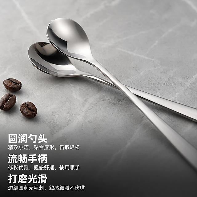 [主图-2] 长柄咖啡勺做工细节展示，突出精致工艺。[氛围风格] 极简性冷淡风，专业微距摄影质感；[画质] 极度清晰细腻，光线柔和通透，画面干净高级。[元素] 两把长柄咖啡勺交叉叠放于浅灰色大理石纹理台面，镜头聚焦于勺头圆润弧度与勺柄流畅线条，保持勺子外观、材质、颜色与原图一致，精细化处理。旁边放置3颗深褐色咖啡豆作为比例参照物，衬托勺子精致小巧。商品主体占比约70%，画面满屏无边框。[光影] 专业柔光箱布光，光线均匀柔和，金属边缘保留锐利轮廓光，凸显金属硬朗与抛光细腻感，消除杂乱倒影。[配色] 主色调浅灰，搭配不锈钢银色和深褐色，简约高级。[视角构图] 微距俯视视角，景深较浅突出细节，焦点清晰落在勺头和勺柄处。[文字版式] 底部通栏渐变蒙层，三行卖点左对齐：大字「圆润勺头」「流畅手柄」「打磨光滑」，白色粗字与背景强对比，每个卖点小字补充细节，排版清晰不遮挡主体。[比例分辨率] 1:1比例，2048x2048分辨率，文字清晰可辨，超高清。[负向提示词] 变形，文字错乱，产品图模糊，背景杂乱，水印，电商平台Logo