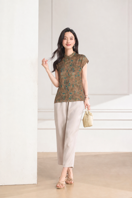 将图中模特身上的衣服替换为第一张图片中的咖底绿花立领短袖衬衫，保持原模特姿态、场景、下装和配饰不变预览效果