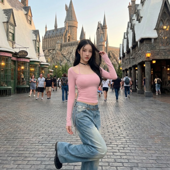 将背景替换为环球影城内部场景，保持模特和衣服不变，更换为单腿屈膝的姿势预览效果