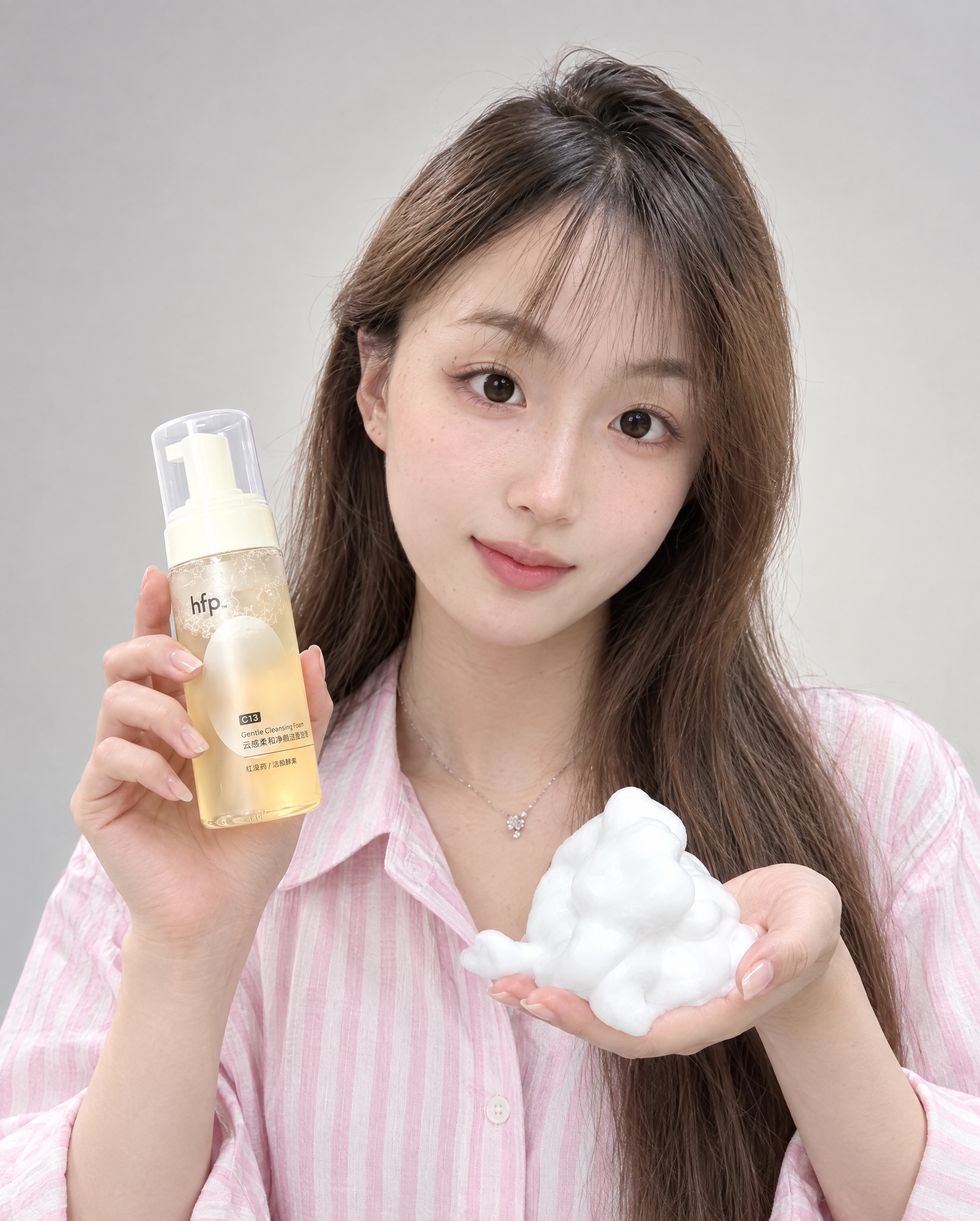 专业美妆产品棚拍，年轻东亚女性模特，面容与参考图中女孩完全一致… - 图片创意预览