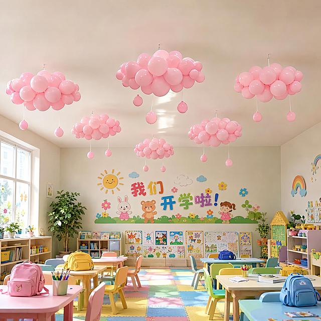 超写实幼儿园开学场景摄影。
主体：6组粉色云朵造型气球严格参照上传产品图，完整保留所有可见组件、轮廓、结构、比例、材质、颜色与产品本体信息，与上传图完全一致；每组气球为云朵形状的粉色气球组合，下方悬挂小气球和白色丝带；自然融入场景光影，与场景共处同一物理空间。
构图：中景构图，6组气球错落悬挂在天花板上，分布均匀有层次，气球为画面主要视觉元素之一，完整不裁切。
风格：温馨童趣。
场景概念：幼儿园教室开学布置，白天明亮光线。
承载与背景：
①天花板，白色平顶吊顶，干净整洁，气球通过白色细线悬挂在天花板上；
②背景，幼儿园教室内部，墙面为柔和的浅色调，有卡通装饰元素，下方可见教室家具局部。
陪衬物：
①教室后方墙面，贴有彩色的开学主题卡通装饰画和小朋友的手工作品；
②教室下方，摆放着彩色的小桌椅，桌面上有小书包和文具；
③角落处，放置绿色小盆栽和儿童玩具收纳架；
④地面，铺着彩色拼接泡沫地垫。
配色：浅粉 / 奶白 / 浅蓝 / 鹅黄 / 嫩绿；哑光乳胶气球 / 乳胶漆墙面 / 木质桌椅 / 泡沫地垫 / 塑料玩具。
光影：主光从教室前方窗户柔和射入，整体明亮温暖，气球表面有柔和的漫反射光，天花板有自然的光影层次，无硬阴影。
参数：4K 写实光追。严格锁定宽高比为 1:1。