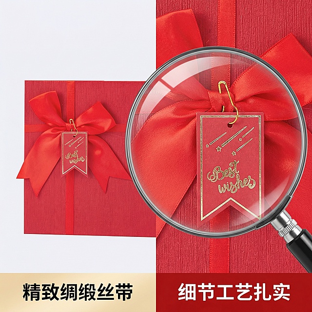 基于原图的红色丝带礼品盒，生成第三张拼多多主图，保持礼品盒外观和原图100%一致，风格直白高性价比，和前两张风格光影统一。使用放大镜特写聚焦红色丝带和吊牌细节，放大展示丝带光滑绸缎纹理和吊牌精致烫金工艺，左侧放置礼品盒全景，右侧放大细节区域，背景用干净浅灰白色，左下角标注文案 "精致绸缎丝带"，右下角标注文案 "细节工艺扎实"，文字不遮挡主体，构图清晰直观，突出产品高品质细节。