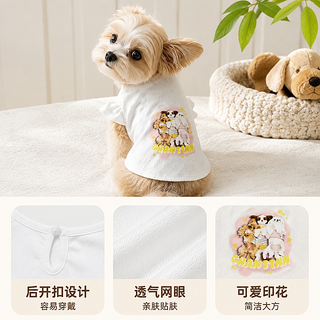 [主图-2] 甜宠时光萌宠休闲T衫核心卖点展示。
[氛围风格] 清新干净萌系风格，简洁明快氛围
[画质] 商业摄影质感、光线柔和通透、产品清晰真实、画面干净高级
[元素] 上方为小型犬穿着这款全锦甜宠时光休闲T衫的自然状态，宠物甜美可爱，产品清晰完整展示正面印花和整体版型。保持这款宠物T衫的外观即物理结构、材质质感、颜色与输入产品图完全一致，杜绝任何变形和色差，精细化处理。画面下方横排摆放三个圆角浅米色功能卡片，每张卡片配局部特写小图。商品整体布局层次清晰，主体突出。
[光影] 均匀柔和自然光，每个区域清晰通透，产品和卡片阴影自然。
[配色] 主色调白色，辅助色浅暖米色卡片，深棕色文字，整体干净清新。
[视角构图] 平视构图，上方宠物使用场景占三分之二，下方卖点卡片占三分之一，分区清晰不拥挤。
[文字版式] 第一张卡片配小图展示后开扣，文字为"后开扣设计
容易穿戴"，第二张卡片展示网眼面料特写，文字为透气网眼
亲肤贴肤，第三张卡片展示印花，文字为可爱印花
简洁大方。每个卡片标题字号大，说明文字小，圆润字体，深棕色文字清晰可读，排版整齐。
[输出要求] 1:1 比例，文字清晰锐利，画面超高清商业摄影质感
[负向提示词] 变形，文字错乱，产品图模糊，背景杂乱，水印，电商平台Logo，多余肢体，畸形宠物