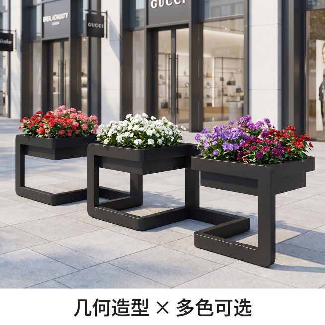 [主图-1] 黑色几何造型花箱首图
[氛围风格] 现代简约商业场景
[画质] 商业摄影超清质感，产品清晰真实
[元素] 三组黑色几何造型花箱并排摆放于现代商业街人行道，箱体为深黑色哑光金属材质，表面有预览效果
