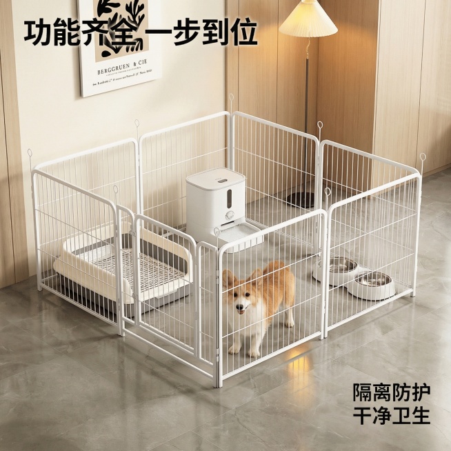 [主图] 白色宠物围栏灰色地砖场景
[主图主题] 白色功能齐全宠物围栏
[氛围/风格] 轻奢简约家居风，柔和灯光，高清质感
[画面元素] 白色宠物围栏放置在灰色客厅地砖，围栏内放置自动喂食器、狗厕所和预览效果