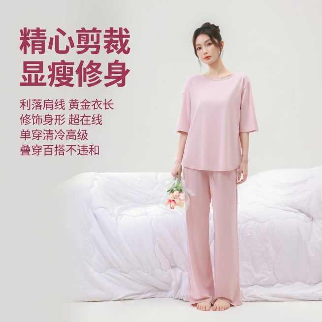 [主图 1] 粉色女士休闲家居服套装首图，营造室内卧室休闲放松氛围。商业摄影质感，光线柔和通透，产品清晰真实，画面干净高级。亚洲女性模特站立在简约卧室中，背景为柔软白色床铺和浅灰色墙面，人物姿态自然放预览效果