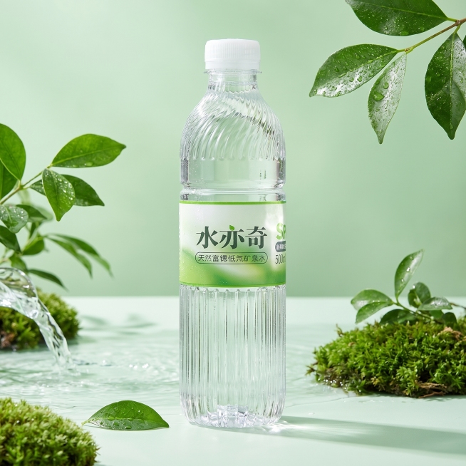 水亦奇天然富锶低氘矿泉水商品主图，干净简约清新风格，展示单瓶矿泉水，突出品牌和天然矿泉水卖点，绿色清新背景，电商主图，专业商品摄影预览效果