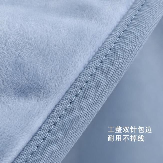 [主图-6] 浅雾霾蓝色纯色休闲绒毯包边工艺细节近拍。
[氛围风格] 细节特写展示，真实自然质感，不做过度美化，商业摄影品质。
[画质] 超高清细节，清晰展示包边工艺针脚。
[元素] 聚焦展示绒毯边缘预览效果
