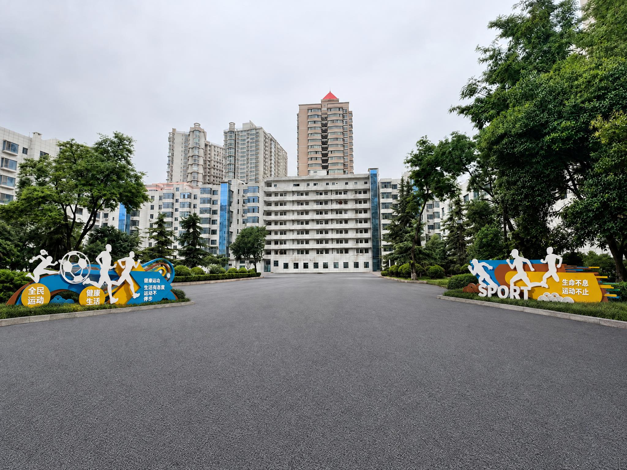 基于第一张校园广场场景图进行修改：移除画面中左侧和右侧的两个绿… - 图片创意预览