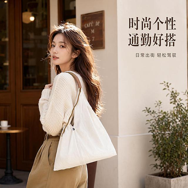 [主图-2] 法式复古文艺单肩帆布包 模特上身背携效果展示
[氛围风格] 法式复古文艺风 日常通勤场景 慵懒松弛感 自然抓拍
[画质] 商业时尚摄影质感 光线柔和自然 人物与产品清晰真实 画面干净高级
[元素] 一位亚洲年轻女模特 浅棕色中长发微卷 妆容精致自然 身穿米白色宽松针织衫 卡其色高腰阔腿裤 脚穿棕色乐福鞋。模特单肩挎着白色帆布包 侧身行走姿态 身体微转 包包自然垂在身侧 展示单肩背法和大小比例。背景为简洁的法式咖啡店门口 浅米色墙面 木质门窗 有绿植点缀。保持包包外观（米白色帆布 棕色编织提手 银色金属按扣 棕色细带装饰 V型三角包型）与输入产品图绝对一致 杜绝任何变形和色差。商品主体清晰突出 人物穿搭和谐不抢镜。
[光影] 午后柔和侧逆光 暖金色调 人物发丝有轮廓光 包包受光均匀 质感通透 阴影柔和自然 整体氛围温暖治愈
[配色] 主色米白 暖棕 辅色卡其色 点缀色绿植深绿
[视角构图] 半身构图（膝盖以上） 45度侧面视角 模特位于画面偏左 包包在右侧视觉焦点位置 景深较浅 背景虚化突出主体
[文字版式] 右上负空间右对齐 大字"时尚个性 通勤好搭" 深棕色粗衬线体；下方小字"日常出街 轻松驾驭" 浅棕色细体 约1/2大小。文字不遮挡人物和包包主体。
[输出要求] 1:1比例 文字清晰锐利 画面超高清商业摄影质感
[负向提示词] 变形 文字错乱 产品模糊 背景杂乱 水印 电商平台Logo 人物面部不自然