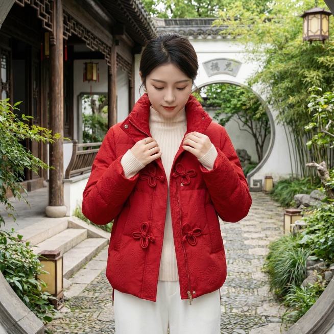 这是一款羽绒服外套，帮我生成10张人物模特图片，一张图一个人物特写，背景要一样，10张图片要不同角度，新中式风格，要求同一个女生模特，与图片上模特脸、背景不同，模特年龄大约18-25岁之间预览效果