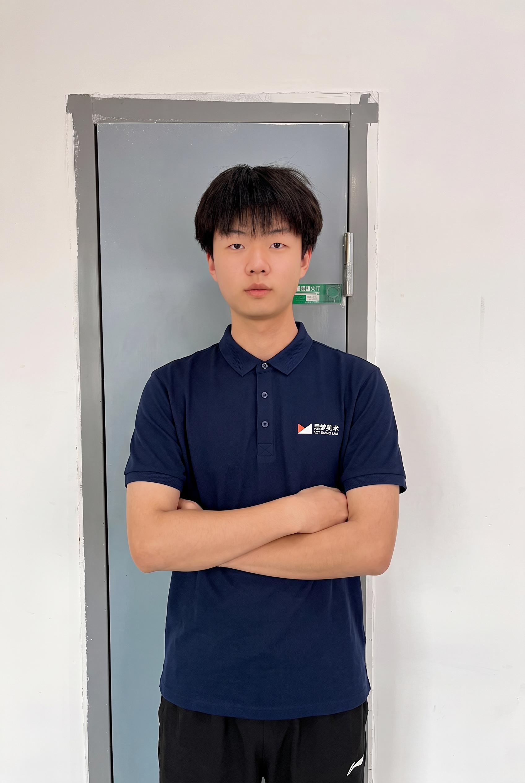 请将参考图2的【藏青色短袖Polo衫】1:1还原其款式、颜色、… - 图片创意预览