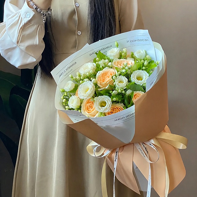 在原有花束基础上，增加一些白色桔梗花，保持整体风格、包装和其他花卉不变，自然融合