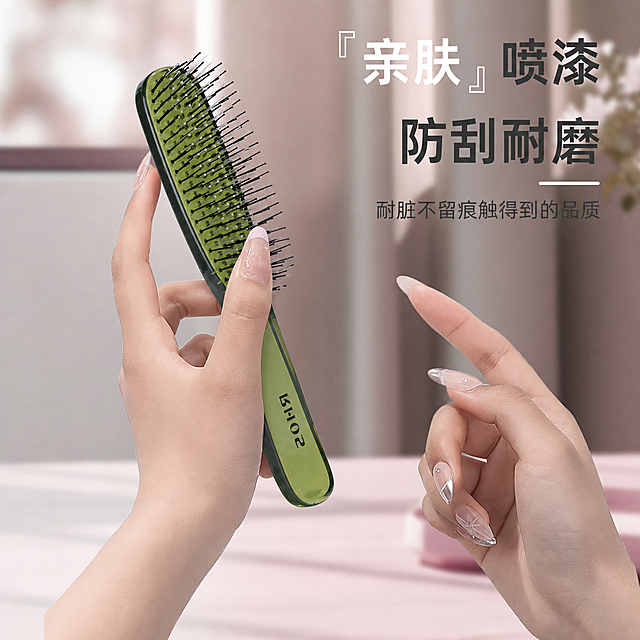 将图中手上拿着的粉色保温杯替换成图2的绿色梳子，保留原图的双手姿势、背景和所有文字内容不变，自然融合