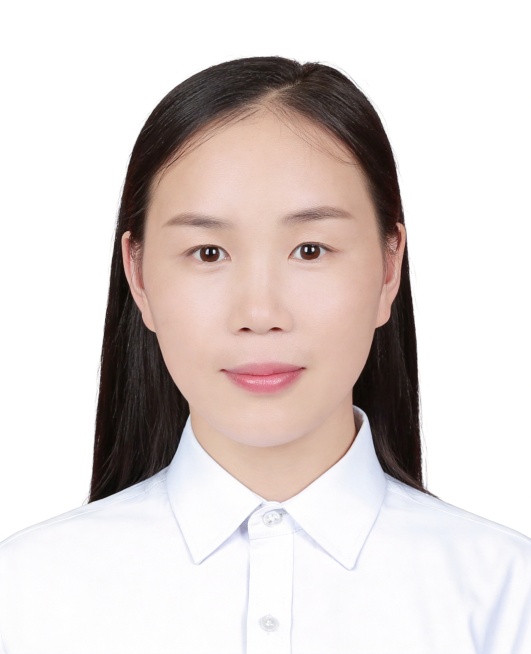 保留第一张图中人物发型､脸型､年龄特征生成标准样式纯正面证件照;人物主体严格居中,头部大小与位置严格对齐第二张图,双肩水平平衡,面部中轴线对齐画面中心,正视前方;标准证件照构图,人物绝对居中;头顶上方预览效果