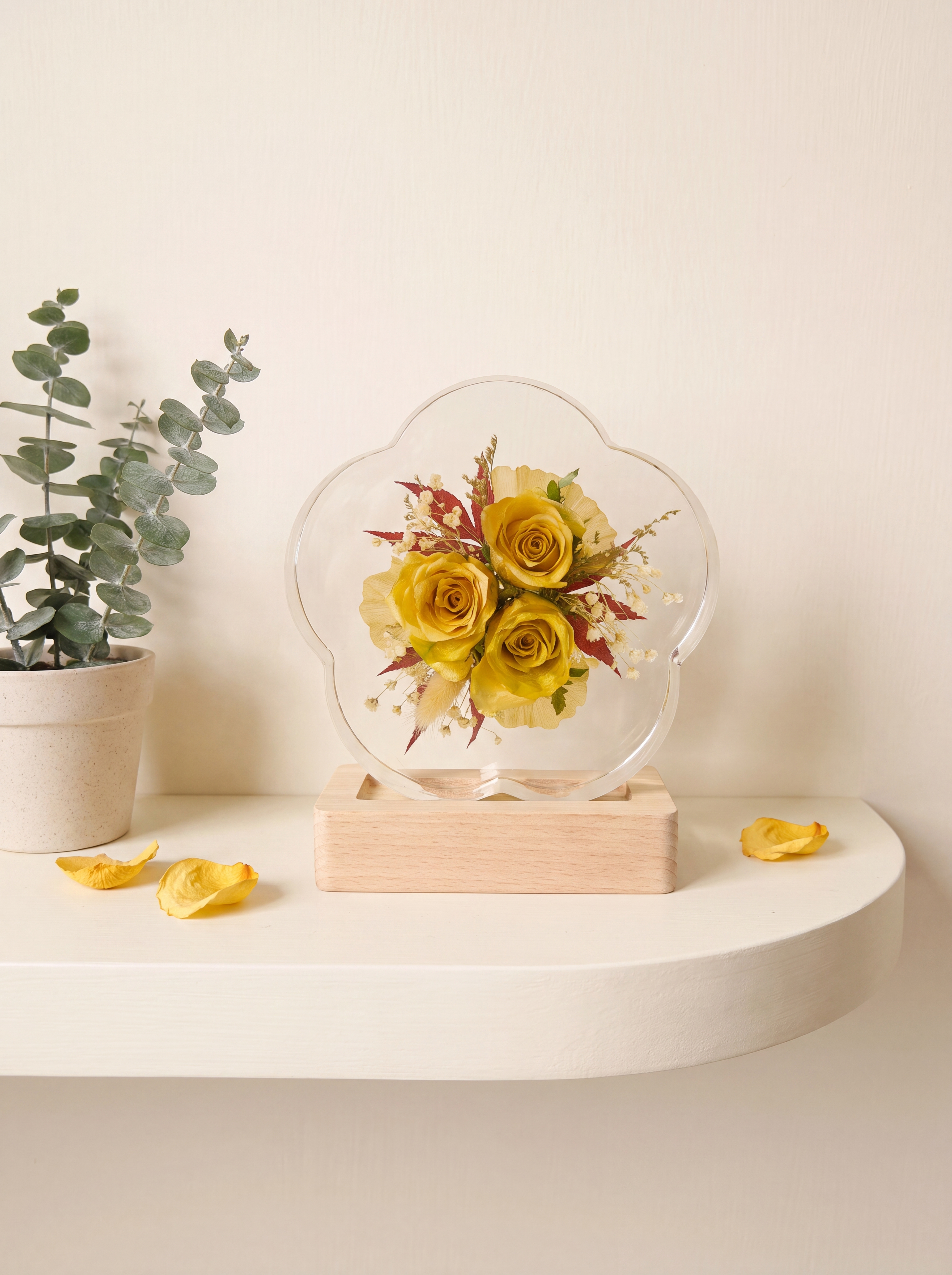 产品为梅花形圆形树脂干花摆件，包含梅花形透明树脂块和原木底座，… - 图片创意预览