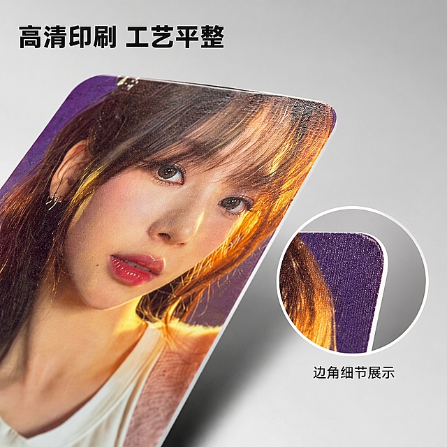 [主图-3] 韩娱小卡细节品质特写图，展示小卡高清印刷质感。
[氛围风格] 高级质感种草风，突出产品品质。
[画质] 超高清微距商业摄影，细节清晰锐利，材质纹理真实。
[元素] 主体是小卡人物脸部+印刷边缘特写，保持原人物五官和色彩与输入图一致，精细化处理印刷细节。右侧添加一个圆形放大框，放大展示小卡的角边工艺和印刷清晰度。背景浅灰渐变突出主体，商品主体占比约75%。
[光影] 侧光打亮卡片表面，凸显纸质纹理和印刷清晰度，放大框内补光保证细节可见，明暗层次分明。
[配色] 低饱和度灰调背景，突出小卡本身色彩，整体和首图风格统一。
[视角构图] 主体卡片斜向摆放，右侧放大框叠加在空白区域，构图简洁重点突出。
[文字版式] 左上角简洁主标题写“高清印刷 工艺平整”，黑色粗体，圆形放大框下方标注“边角细节展示”小号文字，文字不遮挡特写主体。
[输出要求] 1:1比例，文字清晰可辨，超高清微距商业摄影质感。
[负向提示词] 变形，文字错乱，产品图模糊，背景杂乱，水印，电商平台Logo，文字遮挡主体。