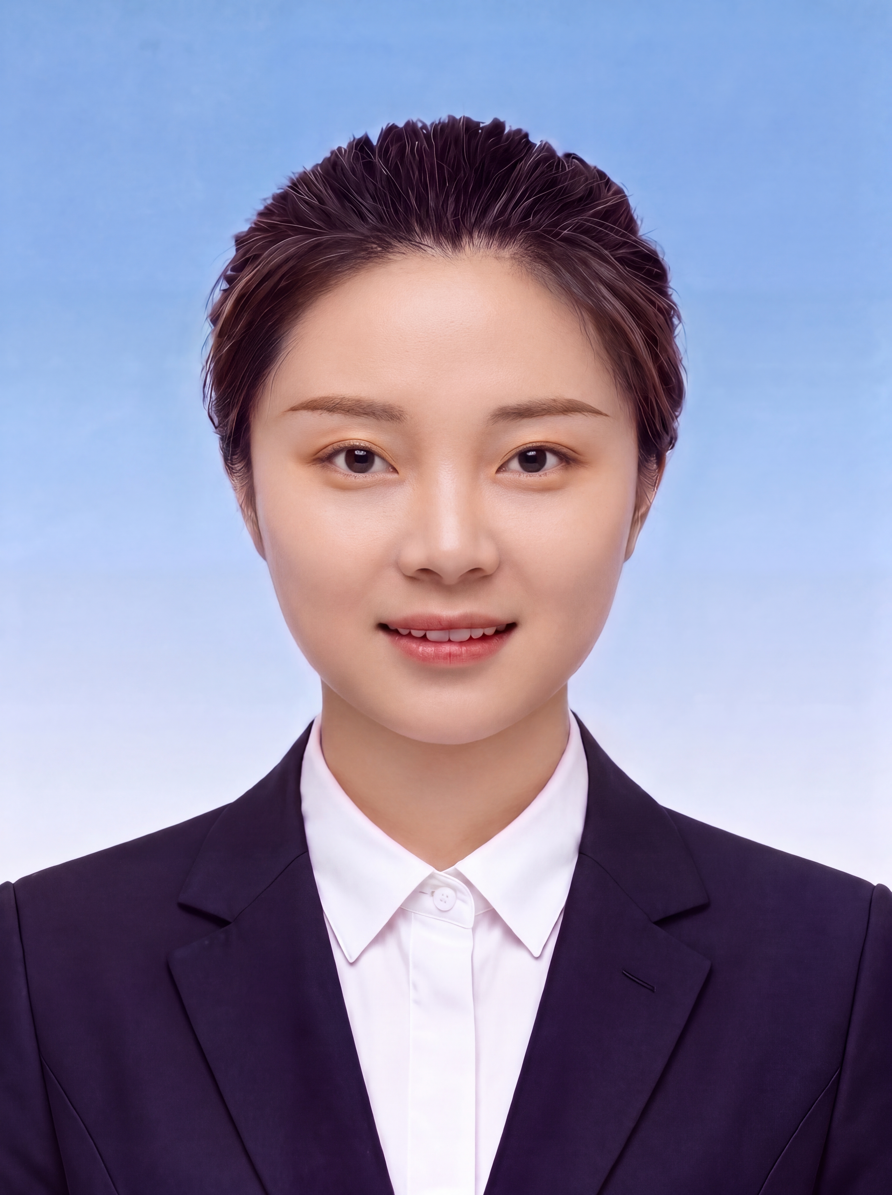 参考图二的皮肤质感和肤色，将图一人物的皮肤调整为图二的效果：自… - 图片创意预览