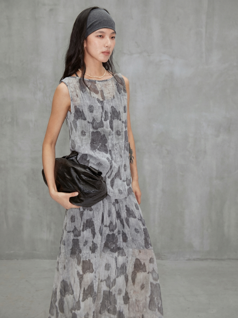 保留人物和服装，将背景替换成第一张图的高级简约水泥灰艺术背景，去除图片中的所有文字水印，保持人物和服装不变，光影风格和背景质感与参考背景一致预览效果