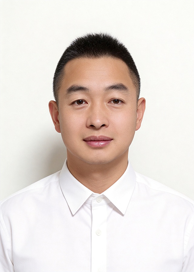 https://gdesign-dam-hz.dancf.com/35939861930560611/987beb5847e041fba338bbecc4f59365.jpg https://gaoding-market.dancf.com/market-operations/independent/side/8db35d43c7c24bc6923dc77e1b3e6591/1773891387461.png 保留第一张图中人物发型､脸型､年龄特征生成标准样式纯正面证件照;人物主体严格居中,头部大小与位置严格对齐第二张图,双肩水平平衡,面部中轴线对齐画面中心,正视前方;标准证件照构图,人物绝对居中;头顶上方距离上边缘高度10%,下巴距离画面下边缘高度30%,人物主体占比约68%;肩部平展与画面水平轴平行;头部占比严格对齐第二张图;提亮肤色,消除暗沉,清透裸妆,隐形毛孔,均匀肤色,唇色自然提亮;肤色白皙细腻,肤质呈现匀净哑光质感(自然白皙);轻透裸妆+重点提亮;唇色透亮润泽(半哑光质地);眼神澄澈,看向镜头,气质自信,嘴角微微上扬表情自然;耳廓可见度一致;肩部平展,肩线与画面水平轴平行;头肩比例协调呈现;免冠,五官完全露出,不戴帽子,无头饰,无发带,不戴眼镜,身着纯白色棉质翻领商务白衬衫,干练平整,领口规整;柔和正面顺光均匀柔光,面部明亮无硬影,背景均匀提亮,画质清晰,零噪点降噪;面部清晰;背景亮度均匀统一;高清锐利画质,细节清晰可见;零噪点处理;色彩还原自然,均匀柔和布光,无明显阴影,面部光影干净,柔光正面打光,自然光影过渡,皮肤质感细腻,哑光质感;标准焦段50mm,纯正面,入境范围头部至胸部以上区域,F/4光圈(兼容F/2.8-F/4区间),平视视角(镜头与人物视线完全齐平),正视视图;人物绝对居中(居中构图),位于画面中心;严格限定标准证件照规格;视线水平(瞳孔连线与画面水平线平行);双耳对称露出,双肩水平且平衡,头部占比严格对齐垫图,禁止大头照;专业证件照质感,高清人像质感,细腻皮肤纹理,高分辨率,严格按照第一张图内容生成,分辨率4K,极简纯色白色背景,画面比例5:7