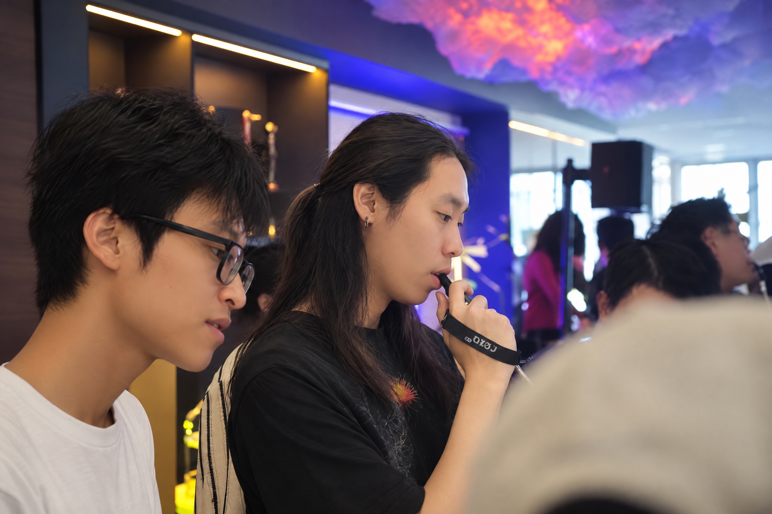 提升整体画质，去除噪点，增强精修质感，保留真实自然的写实质感，… - 图片创意预览