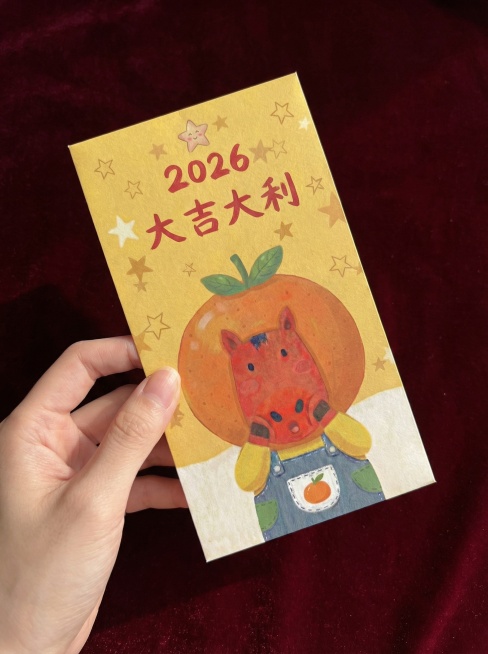 生成一张图片，要求背景为暗红色，一个手持红包的图片。所持红包的图我给你了，现在生成。注意，手纤细修长。红包图片与我给的原图保持完全一致，风格、字体、形状不要任何调整。要求真人实拍场景，手捏住红包的一角预览效果