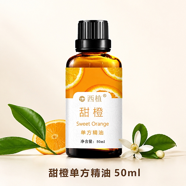 [京东SKU图3] 甜橙单方精油50ml单瓶。清爽高端品质风，奶油白背景，京东SKU图风格，简洁清晰。
本张使用【图1】中50ml大瓶作为商品主体。
[氛围/风格] 清爽高端精油风，奶油白干净背景，简洁明了，京东SKU展示风格，商业摄影质感，高端不廉价。
[画面] 50ml甜橙精油瓶立于画面正中央，占比约55%，放大清晰醒目；瓶身下方浅米色哑光台面，柔和自然阴影；背景纯净奶油白到极浅暖米色渐变，干净通透；瓶身左右两侧点缀少量橙叶和一小朵橙花，精致不杂乱；瓶身结构、颜色、标签文字与输入图中50ml瓶完全一致，高清精修，玻璃质感通透，文字清晰锐利。
[光影质感] 上方45°专业影棚柔光，瓶身玻璃通透有自然高光，标签文字锐利清晰，底部阴影柔和，整体光影干净高级，产品在浅色背景下醒目突出。
[配色] 背景 #FAF8F5 奶油白渐变 #F5F0E8 浅暖米；产品 #FF8C00 橙色鲜明突出；辅助色 #2E7D32 深绿橙叶、#FFFFFF 白色高光；文字深棕色。
[文字版式] 底部清晰标注规格：「甜橙单方精油 50ml」，深棕色粗体字，字号适中，清晰不抢产品风头。整体简洁明了，适合做SKU选择图。
[输出要求] 1:1方图，4K分辨率，产品清晰，规格标注清晰；负向：瓶身变形，元素过多杂乱，文字太多，背景复杂，产品融色，水印，画面过暗，10ml瓶出现，廉价感。