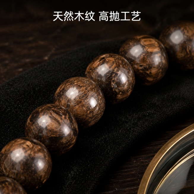 [主图-2] 紫檀手串工艺细节展示主图。
[氛围风格] 微距特写，高级质感，突出木质纹理细节。
[画质] 商业微距摄影，极致清晰，真实材质，干净通透，细节锐利。
[元素] 高倍微距特写展示紫檀手串珠体预览效果