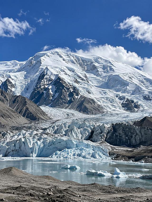 慕士塔格冰川公园高清实拍风景图，冰山之父，巍峨雪峰冰川，高原风光，蓝天白云，真实摄影质感，纪实质感，3:4竖版构图