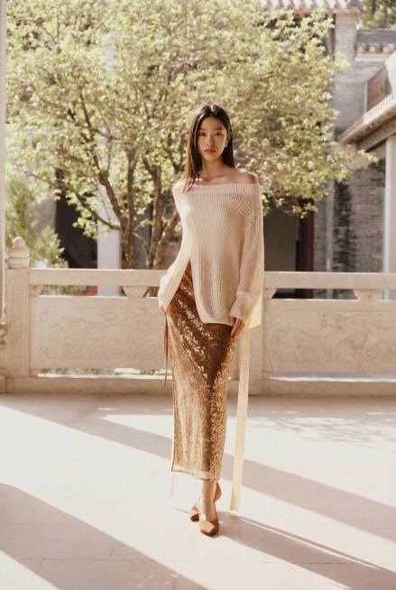 只保留中间这个人，去掉两边的人，保证场景和图片比例不变预览效果