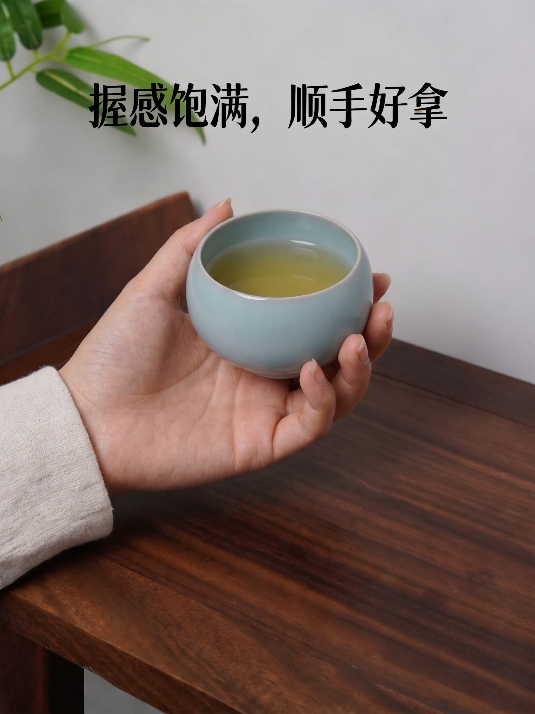 把手部换成人物的，不要机械手，握杯自然 - 图片创意预览