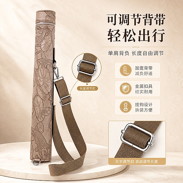 [商品] 使用【图1】【图2】奶茶杏色浮雕小提琴弓筒弓盒的可调节单肩背带；保留背带奶茶杏色织带材质、金属日字调节扣、两端挂钩扣具、与弓筒连接的挂环结构；增强五金光泽与背带织物质感。
[画面] 目标：可调节单肩背带功能展示页；构图：产品直立放置，背带自然垂下展示完整长度，占画面60%；背带调节扣处做局部放大圈标注；场景：浅奶咖渐变背景+米白色展示台，背带下方有自然垂坠的弧度与投影；旁侧放一个调节扣特写小图作补充。
[视觉] 套系策略：风格=浅色高端雅致商业摄影；标题字=宋体衬线粗体；正文字=现代无衬线体；主色=奶茶杏+米白；背景延展=基于米白与浅奶咖做同色系渐变、细腻纸张/大理石质感；强调色=香槟金，仅用于小面积图标、引线和标签；标题色=深棕咖；正文色=中暖灰；组件=圆角浅底信息卡、细线引线、优雅装饰线；光影=左前侧柔和自然光，产品底部有自然投影。
[文字] 右侧区域：主标题"可调节背带 轻松出行"（8字），副标题"单肩背负 长度自由调节"（一行），下方3个卖点"加宽背带 减负舒适""金属扣具 结实耐用""挂钩设计 拆装方便"；文字横排。
[规格] 图片比例1:1正方形，4K，负向提示：避免变形、错字、文字过小、背带结构错误、颜色偏差、白底孤立。