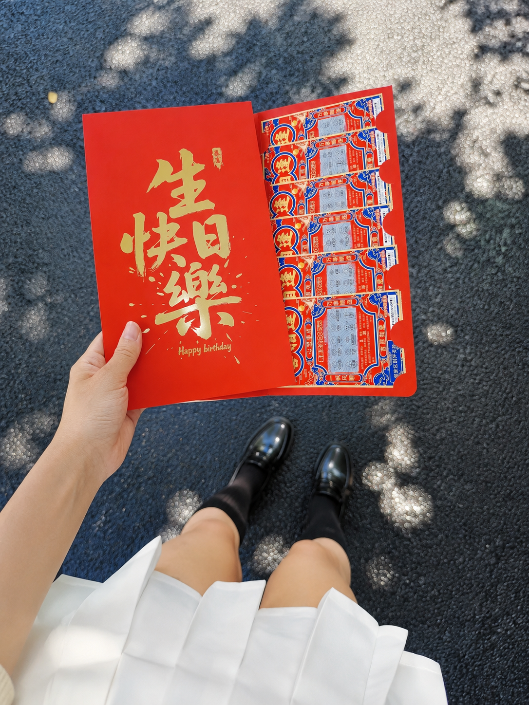 将画面中心改为年轻女生的下半身特写，视角为俯视角度，人物穿着白… - 图片创意预览