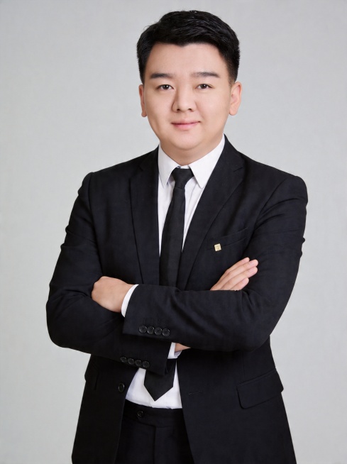 参考图中保留人物脸型、发型、年龄等特征生成职场形象照,标准焦段50mm,f/4光圈(f/2.8-f/4区间),平视视角(镜头与人物视线齐平);人物占画面70%,人物居中(居中构图),位于画面中心,为视预览效果