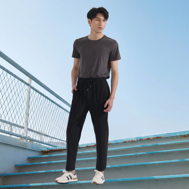 「图片1」「图片1」把图一的模特放入图二的场景里面，不改变人物和动作，尺寸是900*900预览效果