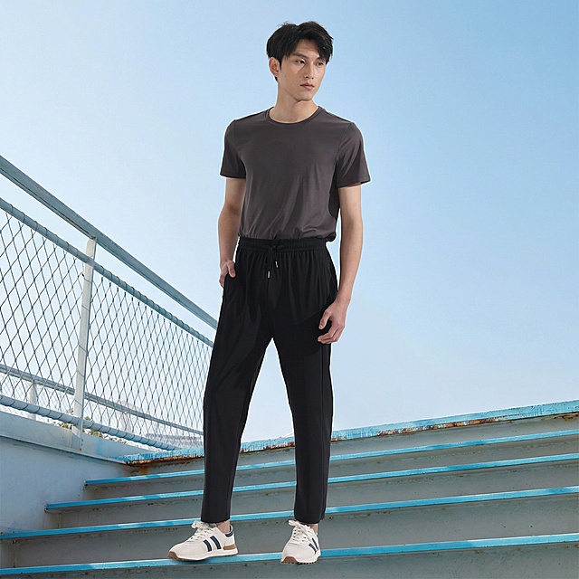 「图片1」「图片1」把图一的模特放入图二的场景里面，不改变人物和动作，尺寸是900*900