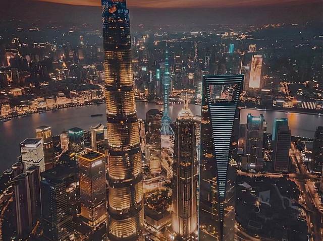 这张海报尺寸不变 帮我把海报上的字和格式去掉只要一张背景图