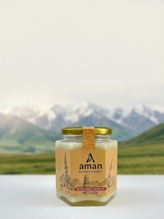 aman吉尔吉斯红豆草白蜂蜜，六角玻璃罐装，黄色标签，金色盖子，保持产品外观完全不变，产品放在画面中心偏下位置，上方预留标题呼吸区，浅米白色底色搭配模糊的吉尔吉斯雪山草原远景，柔和自然侧打光，简约高级自然风格，突出进口高端调性。