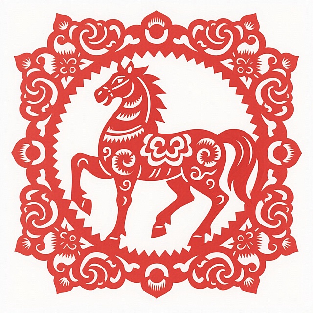 生肖马图腾，红色镂空骏马造型呈前蹄抬起、后蹄稳踏的警觉姿态，马首微侧，马身装饰回纹与吉祥云纹，周围环绕对称的祥云与如意宝珠，整体构图对称，白色背景。呈现沉稳、守护、蓄势待发的感觉。