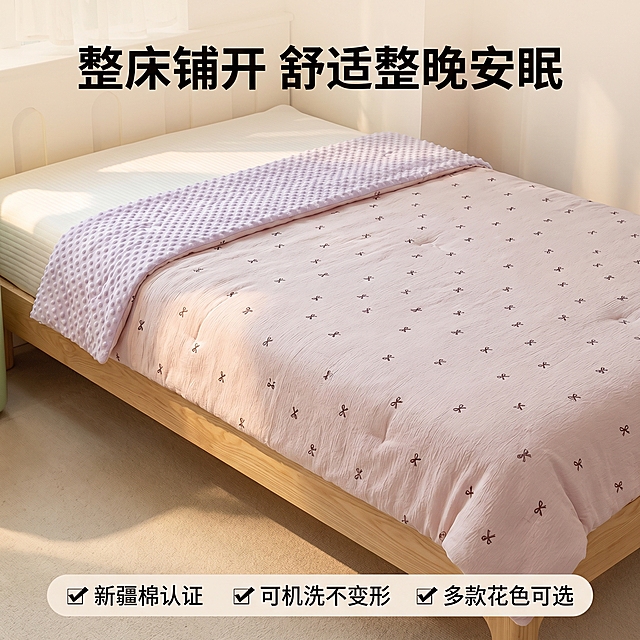 [主图 5] 整体展示决策主图，平铺展开展示整床被子完整效果。[氛围/风格] 温柔甜美清新卧室场景，商业摄影质感，光线柔和通透，产品清晰真实，画面干净高级，温馨暖调自然光。[元素/光影] 被子平铺展开摆放在卧室床上，完整展示AB双面设计，保持产品颜色纹理与输入产品图一致，杜绝变形色差，精细化处理，商品主体占比60%-80%。背景是简约浅色卧室床头，浅景深虚化背景突出主体。[配色色系] 浅粉蝴蝶结+浅紫豆豆绒搭配浅原木卧室，温柔甜美清新。[视角构图] 俯视平铺，完整展示整体外观。[文字版式] 底部悬浮横排服务卖点图标：√ 新疆棉认证 √ 可机洗不变形 √ 多款花色可选，文字清晰简洁。顶部标题 "整床铺开 舒适整晚安眠" 深色粗体。[比例分辨率] 1:1比例，2k分辨率，文字清晰锐利，画面超高清。[负向提示词] 变形，水印，文字错乱，产品图模糊，背景杂乱，遮挡主体