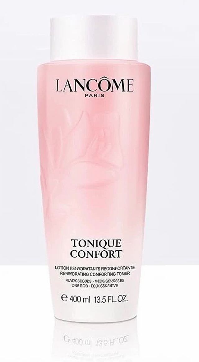 一个28岁女主播抱着超级巨型产品进行介绍，无字幕，台词：兰蔻明星大粉水！润润的精华水质地，含玻尿酸、玫瑰精粹与蜂蜜精华，快速补水，24小时长效锁水，舒缓敏感，还能打底促后续吸收，干敏肌也适配。