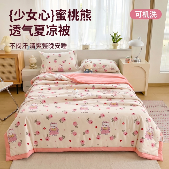 [主图 1] 蜜桃小熊印花夏凉被氛围展示首图
[氛围/风格] 甜美可爱少女风，温馨卧室自然光，干净通透
[画面元素] 商业摄影质感、光线柔和通透、产品清晰真实、画面干净高级。夏凉被整体铺在床上展示完整预览效果