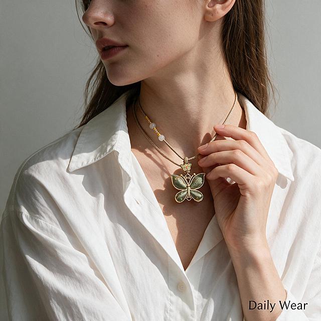 使用商品详情页技能根据商品图「图片1」「图片1」生成详情页，参考图为，商品名称为绿金蝴蝶双面项链，卖点为 ，适配平台为其他跨境平台，图片比例为1:1，需求屏数为7张，【产品绝对保真与比例锁定】 本次生成的核心焦点是项链。请严格锁定我上传的项链原图，必须做到100%还原其原始产品结构、颜色与纹理细节，禁止任何形式的AI主观美化、脑补或配件增减。模特佩戴时的项链尺寸必须与实物参考图保持1:1的真实物理比例，项链的结构图比例严格要求复刻，不允许私自修改，严禁在画面中夸大项链的大小。  【画面融合与背景规范】 模特与背景仅作为衬托产品的底板。请根据项链原图的真实光影，自然调整模特脖子的阴影与高光，确保佩戴效果逼真。背景中不包含任何文字。整体画面需以突出戒指真实质感为第一要务。  【输出参数限制】 请严格生成一张尺寸为 2048 x 2048 像素的正方形图片。  产品名称：绿金蝴蝶双面项链，尺寸：戒面宽长和宽分别是3.6cm和3cm，厚1cm。请不要修改项链的任何结构，需要在图片角落用简洁线条标注项链的尺寸，严格按照项链的颜色和纹理；生成6张详情图和1张尺寸图；  请以这个产品为主，针对俄罗斯人群，展示细节图/工艺图。背景图不要出现包装盒、承诺书和保障书；可以放一些项链加工场景元素（如工作台、设计草图、工具等）；礼赠场景不允许出现；项链结构必须复刻一模一样；项链在模特脖子上不能太大，要符合真实佩戴比例，要在原有比例中项链缩小50%；  模特图要求：模特佩戴项链时需搭配衣服，穿搭体现产品优势；模特为俄罗斯人，女性，年龄25-35岁，脸上无斑点；模特需展示上半身；不同模特图需2-3张，服装和姿势有变化。
