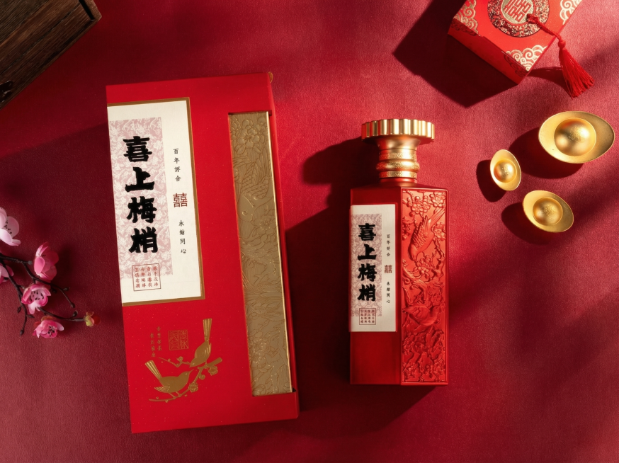 去除图片左上角的'型号：喜上眉梢'等文字信息及右上角'左和右 DESIGN'水印，保持酒瓶、酒盒、背景及所有其他元素完全不变，高清修复预览效果