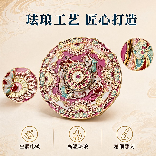 [主图-2] 敦煌冰箱贴细节工艺展示图，突出金属珐琅材质与精致做工，证明产品品质。
[统一基调] 简约大方国潮敦煌风，背景为浅米白渐变搭配淡金色敦煌纹样暗纹，主色调为朱砂红、石青、石绿、鎏金，标题字体为大气宋体加粗，辅助文字为简洁无衬线体，整体高级精致有文化质感。
[画面] 画面主体为一款敦煌圆形旋转冰箱贴的近距离特写，约占画面60%，清晰展示金属珐琅工艺细节：金色金属边框的光泽感、珐琅釉面的温润质感、图案线条的精细度、旋转结构的衔接处。左侧放大展示珐琅釉面色彩层次，右侧放大展示金属描边细节。画面上方主标题"珐琅工艺 匠心打造"，下方配三个小图标+文字："金属电镀"、"高温珐琅"、"精细雕刻"。
[光影质感] 微距商业摄影质感，侧逆光突出金属边缘高光，珐琅表面有柔和反光，细节清晰锐利，阴影柔和自然。
[配色] 背景浅米白，标题石青色，辅助文字深褐色，图标用鎏金色细线，产品色彩真实还原。
[文字版式] 主标题"珐琅工艺 匠心打造"在画面上方，大号石青色宋体加粗；下方三个卖点横向排列，每个配一个简约线描图标+文字，中号深褐色无衬线体。文字均在负空间，不遮挡产品细节。
[输出要求] 1:1正方形，2048x2048，2K分辨率，产品细节极致清晰，金属珐琅质感真实，文字清晰，无变形错字，无水印无平台Logo。