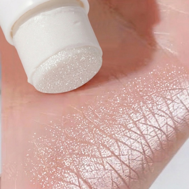 将参考图1手掌上的高光试色修改为白色细闪质地，参考参考图2的白色细闪质感，保持画面其余部分完全不变预览效果