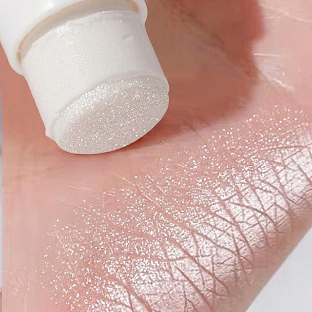 将参考图1手掌上的高光试色修改为白色细闪质地，参考参考图2的白色细闪质感，保持画面其余部分完全不变