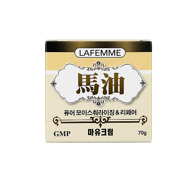 产品精修，产品置于纯白背景上，专业商业棚拍光，5500K标准中性白光，轮廓光，体积光，曝光正确，强烈真实立体感，光线柔和，接地处保留干净浅淡的自然接触阴影，严禁大片投影、脏灰阴影和悬浮感，主体居中，商品完整入画不裁切，商品外轮廓视觉体量约画面60%-80%，四边均匀留白约10%-20%，严禁满幅铺满与贴边顶满，极致超清画质，细节清晰锐利，商业级实拍质感，3D渲染还原色泽，提升质感，清晰文字，明显提升商品表面洁净度，清理灰尘、污渍、指纹、油污、胶痕和霉点，让表面从脏旧发闷变为干净可售卖状态，修复划痕、磨损、掉漆、飞边毛刺和使用旧痕，翻新为干净商业新品感，基于原图材质恢复纹理、颗粒、折射、高光、柔韧折痕、透明边线或工艺细节，避免糊成塑料感，锁定原图商品颜色，颜色以输入图为唯一参考，分段部件颜色边界按原图锁定，还原真实物理色彩，消除灰暗感和偏色，锁定原图商品轮廓、件数、部件位置、连接关系、标签文字和可见功能细节，只做精修不重绘结构，不改变产品的角度和细节，禁止更改包装上的文字，禁止畸变，外盒纸盒结构与正面马油图案与原图一致，盒面所有文字、图案、标识零改写，禁止改变盒型或排版，外盒纸盒区域：哑光/半哑光纸质感，柔和漫反射，低高光；盒面金色烫金区域：金属肌理质感，保留烫金低反光金属观感，严格保持原图透视，严禁扶正，严禁镜像翻转，比例1:1
