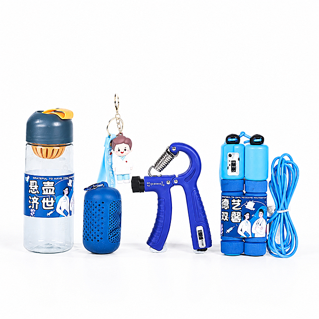 产品精修，产品置于纯白背景上，专业商业棚拍光，5500K标准中性白光，轮廓光，体积光，曝光正确，强烈真实立体感，标准透视校正，正常透视焦段，保持同类机位，接地处保留干净浅淡的自然接触阴影，严禁大片投影、脏灰阴影和悬浮感，主体居中，商品完整入画不裁切，商品外轮廓视觉体量约画面60%-80%，四边均匀留白约10%-20%，严禁满幅铺满与贴边顶满，极致超清画质，细节清晰锐利，商业级实拍质感，保留原图真实材质与结构细节，明显提升商品表面洁净度，清理灰尘、污渍、指纹、油污、胶痕和霉点，让表面从脏旧发闷变为干净可售卖状态，修复划痕、磨损、掉漆、飞边毛刺和使用旧痕，翻新为干净商业新品感，修复边缘毛糙、锯齿、断边、布边毛丝、皮边毛糙、软胶溢边和抠图感，边缘自然清晰过渡，基于原图材质恢复纹理、颗粒、折射、高光、柔韧折痕、透明边线或工艺细节，避免糊成塑料感，清除底纹、广告条、贴片、角标、文字残留、非商品自带Logo、水印、平台标识和杂色背景，去除非售卖主体杂物、临时垫块、包装垫、支撑块、纸片或填充物，严禁误删商品结构，去除包包，仅保留人物主体，智能修补遮挡区域，锁定原图商品颜色，颜色以输入图为唯一参考，分段部件颜色边界按原图锁定，锁定原图商品轮廓、件数、部件位置、连接关系、标签文字和可见功能细节，只做精修不重绘结构，锁定扣件、拉链、挂饰、鞋扣、螺丝等敏感细节的颜色、材质、形状、位置、数量和连接关系，主体大面积材质：皮革/仿皮质感真实，皮纹和柔韧折痕按原图保留，关键功能件材质：光面金属质感按原图锁定，高光边线清晰，反射干净但不过度镜面化，易失真材质：布艺/纺织质感自然，织纹方向清晰，纤维层次真实，前侧视图，比例1:1